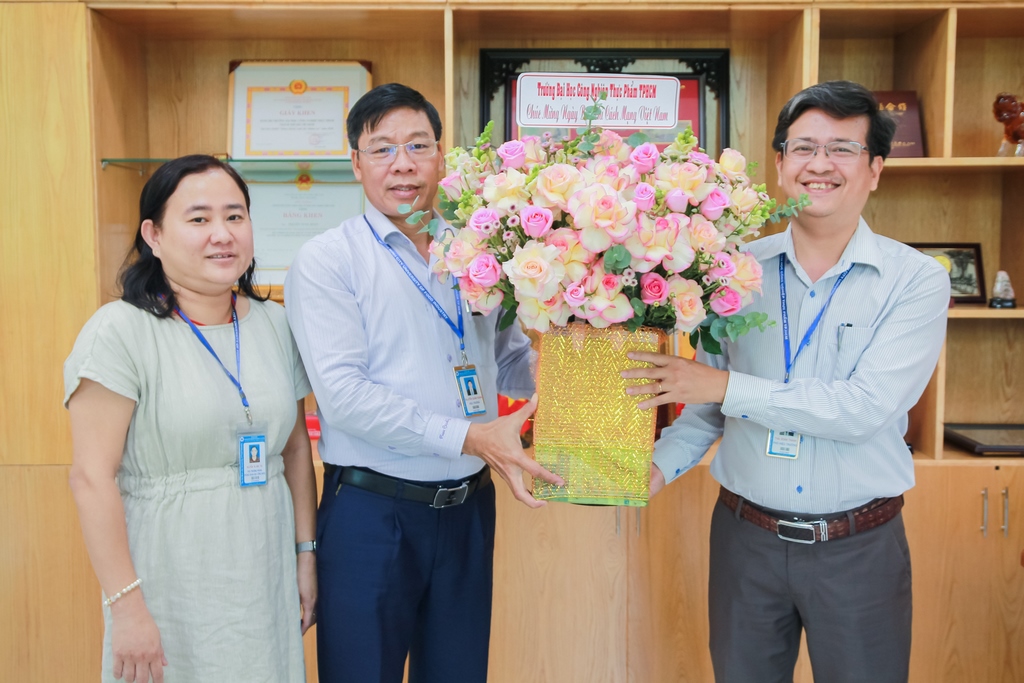 Lãnh đạo trường ĐH Công nghiệp Thực phẩm TP.HCM thăm và tặng hoa chúc mừng báo đài, tạp chí nhân ngày Báo chí Cách mạng Việt Nam